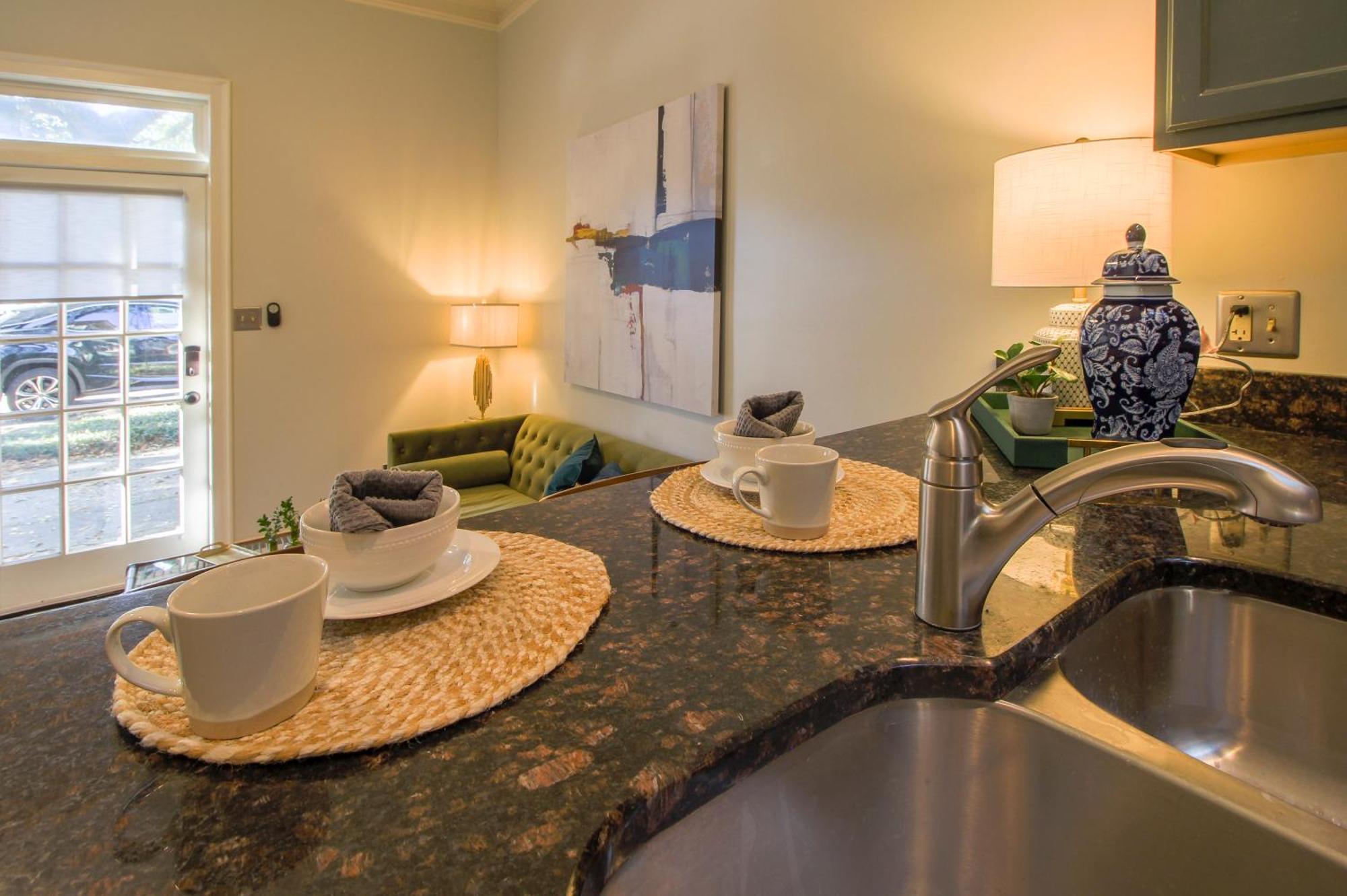 Private Patio Retreat In Charming Downtown Apartment Savannah Exterior photo