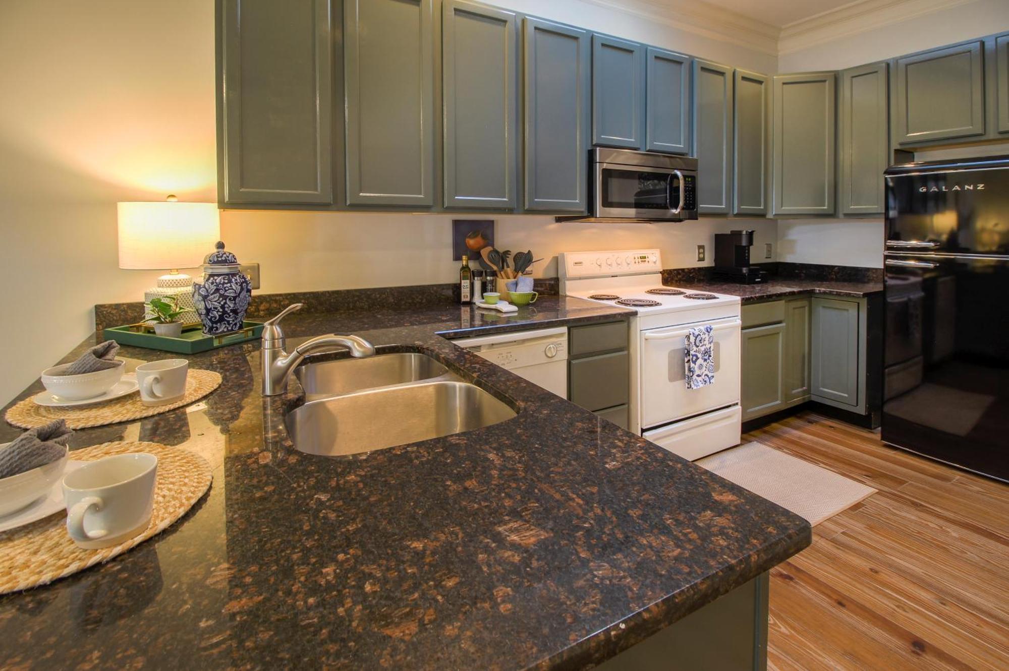 Private Patio Retreat In Charming Downtown Apartment Savannah Exterior photo