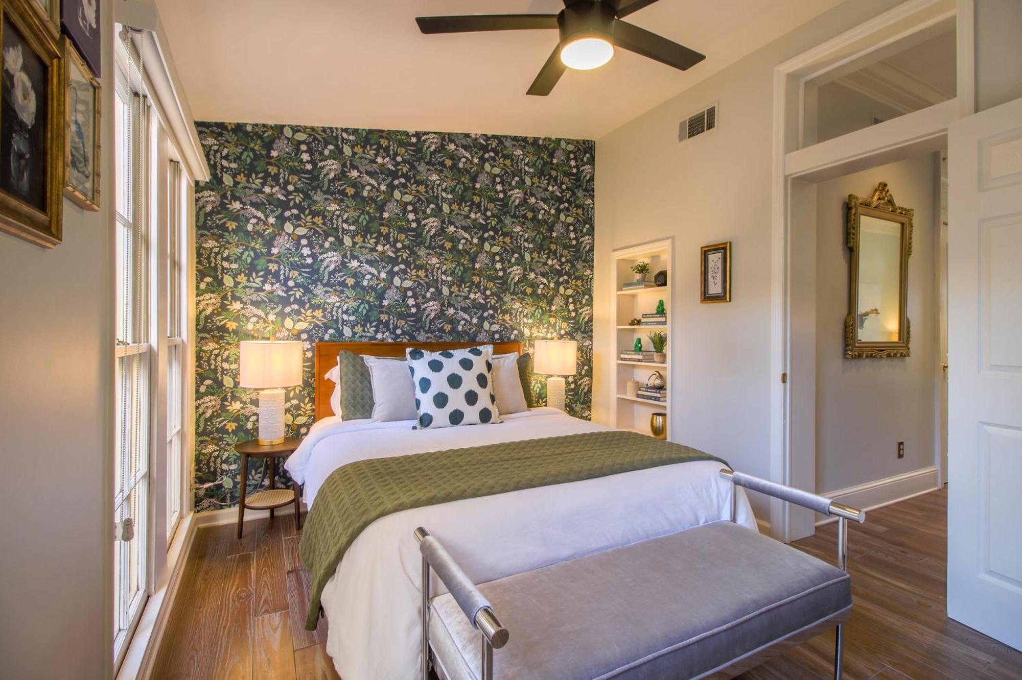 Private Patio Retreat In Charming Downtown Apartment Savannah Exterior photo